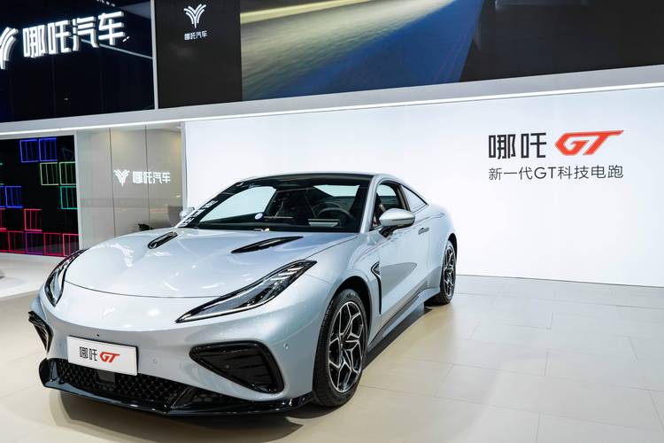 东莞293哪吒汽车在智能汽车领域的表现，领途汽车在新能源汽车市场中的影响力